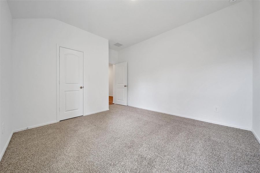 Spacious, unfurnished interior of a new home in Williams Reserve East, Conroe (Image 9).