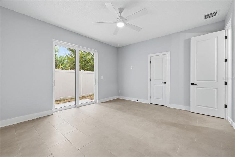 Spacious, unfurnished interior of a new home in , Tampa (Image 13).