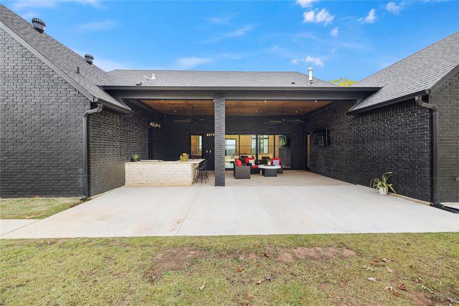 Exterior details and patio area of a home in , Hallsville (Image 4).