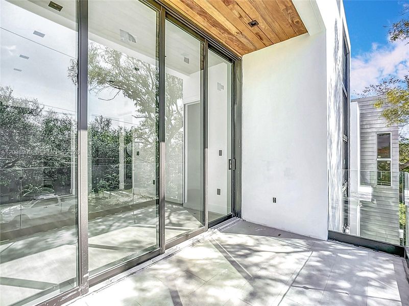 Exterior details and patio area of a home in , Miami (Image 16).