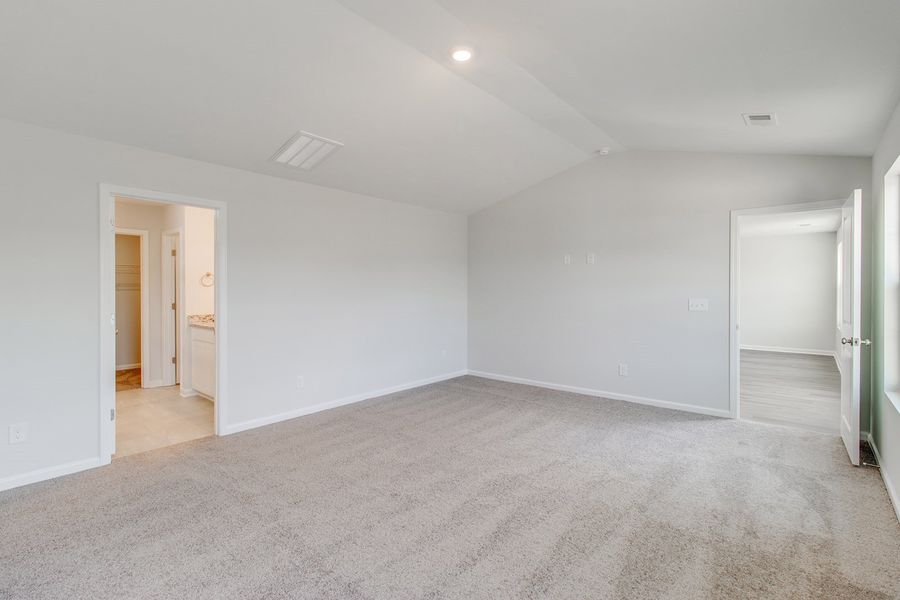 Spacious, unfurnished interior of a new home in Ellington, Elgin (Image 25).