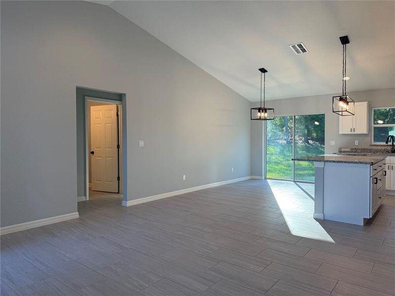 Spacious, unfurnished interior of a new home in , Dunnellon (Image 6).