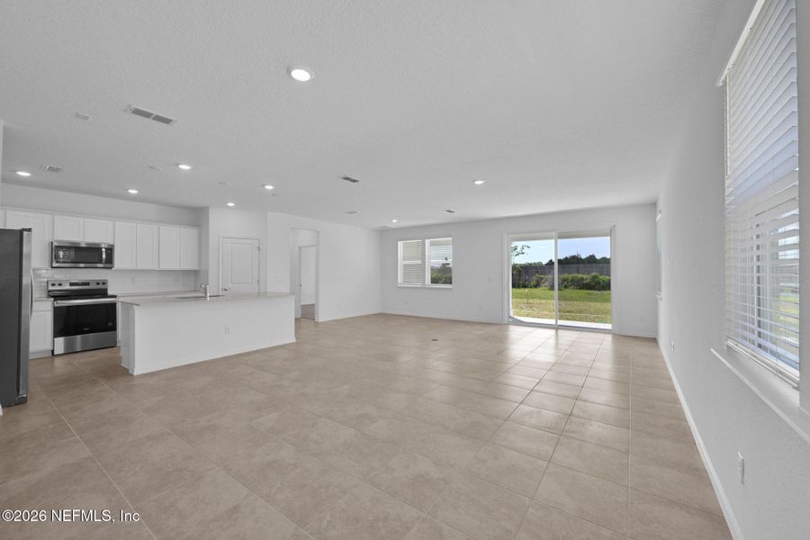Spacious, unfurnished interior of a new home in Hyland Trail, Green Cove Springs (Image 18).