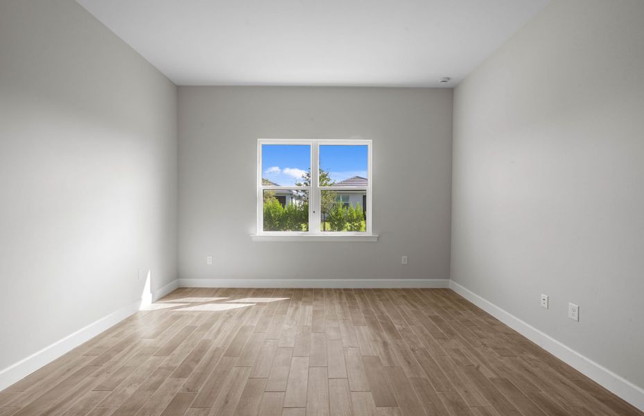 Spacious, unfurnished interior of a new home in Del Webb Oak Creek, North Fort Myers (Image 21).