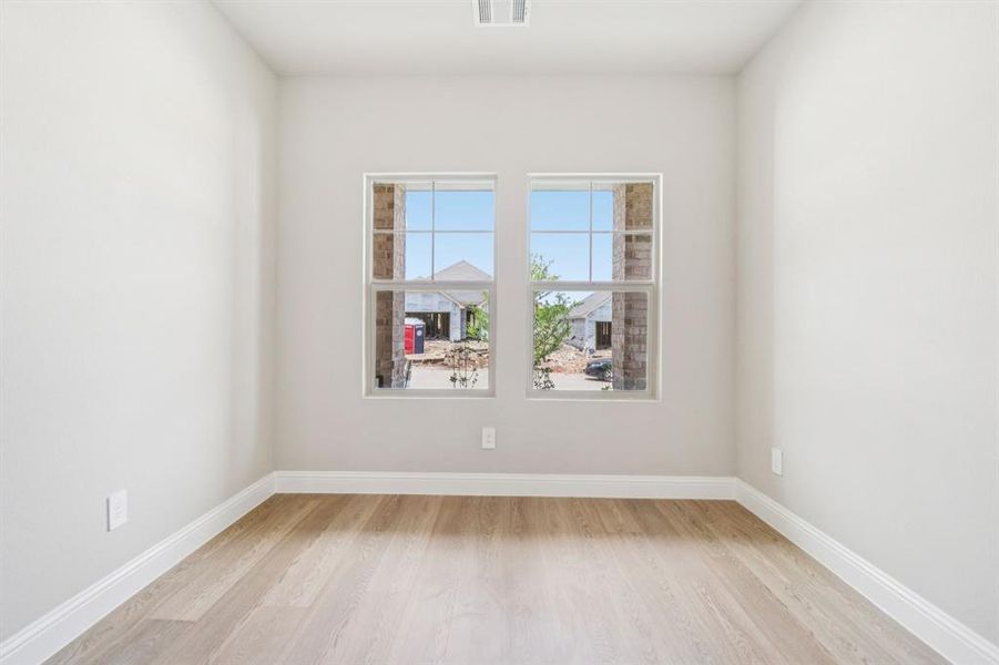 Spacious, unfurnished interior of a new home in Westmoor, Sherman (Image 12).
