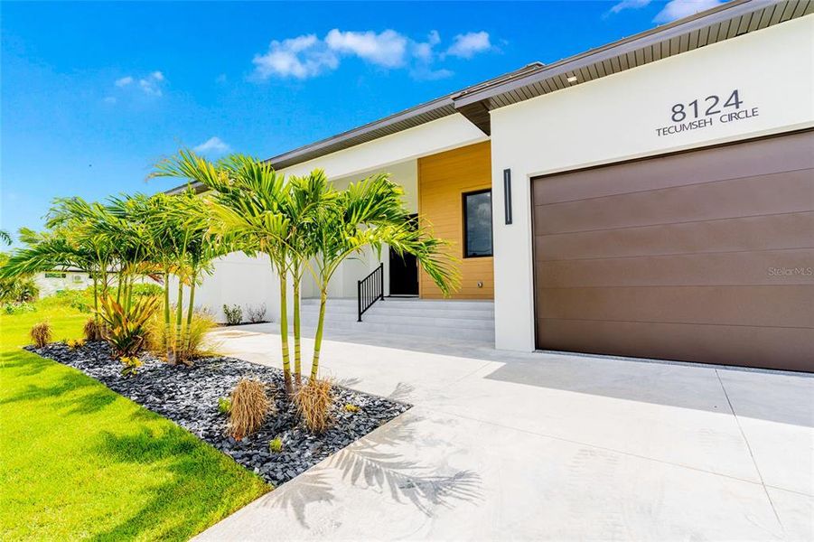 Exterior details and patio area of a home in , Port Charlotte (Image 48).