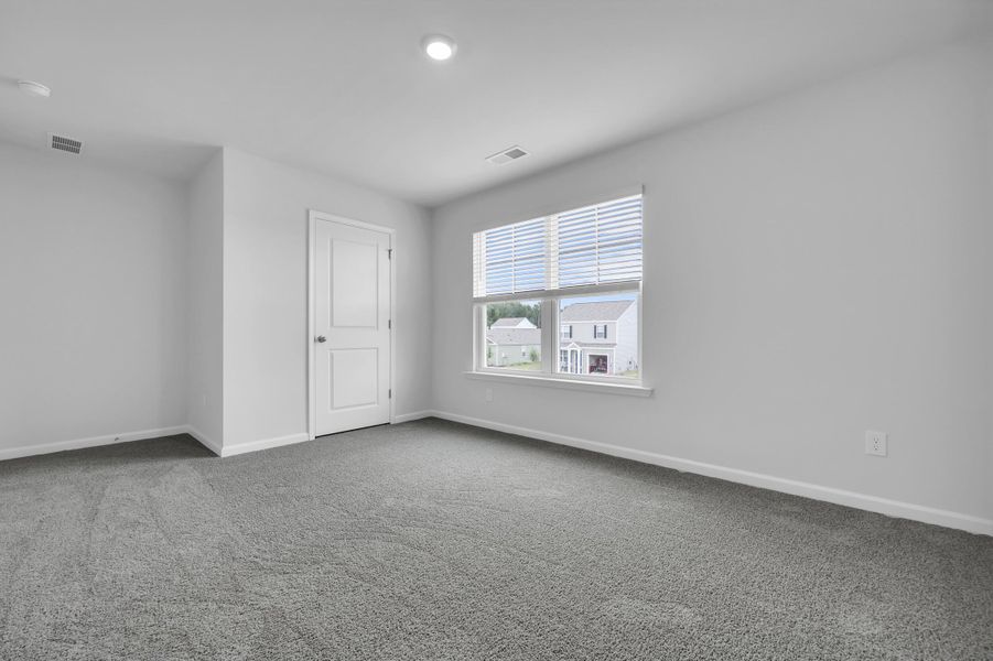 Spacious, unfurnished interior of a new home in Carolina Groves, Moncks Corner (Image 27).