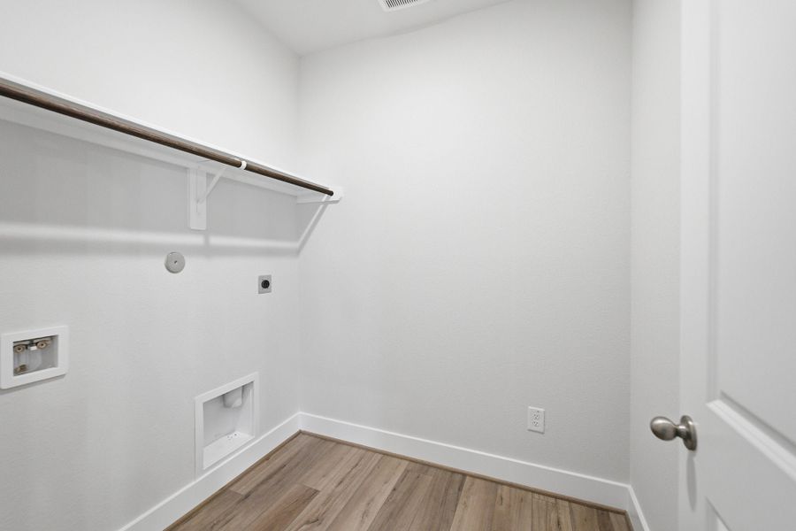 Spacious, unfurnished interior of a new home in Pecan Estates, Crosby (Image 22).