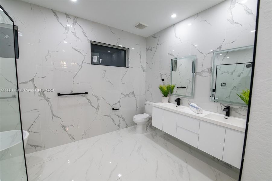 Furnished interior view inside a new home in , Cape Coral (Image 5).