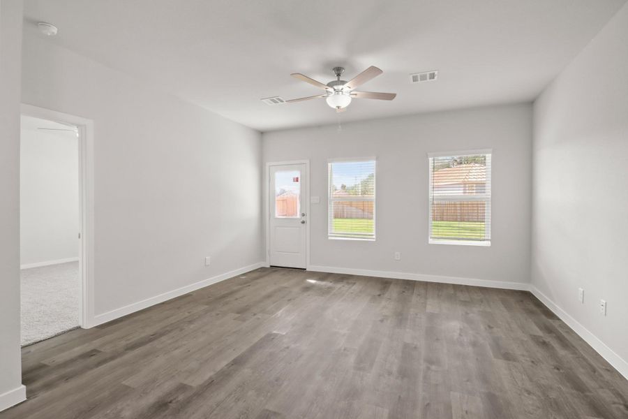 Spacious, unfurnished interior of a new home in Lakes at Crockett Martin, Conroe (Image 14).
