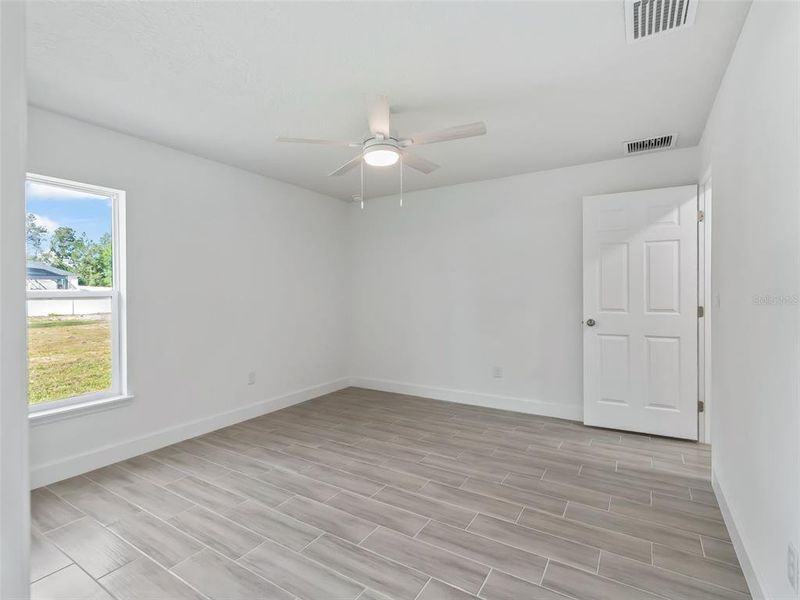 Spacious, unfurnished interior of a new home in , Ocala (Image 30).