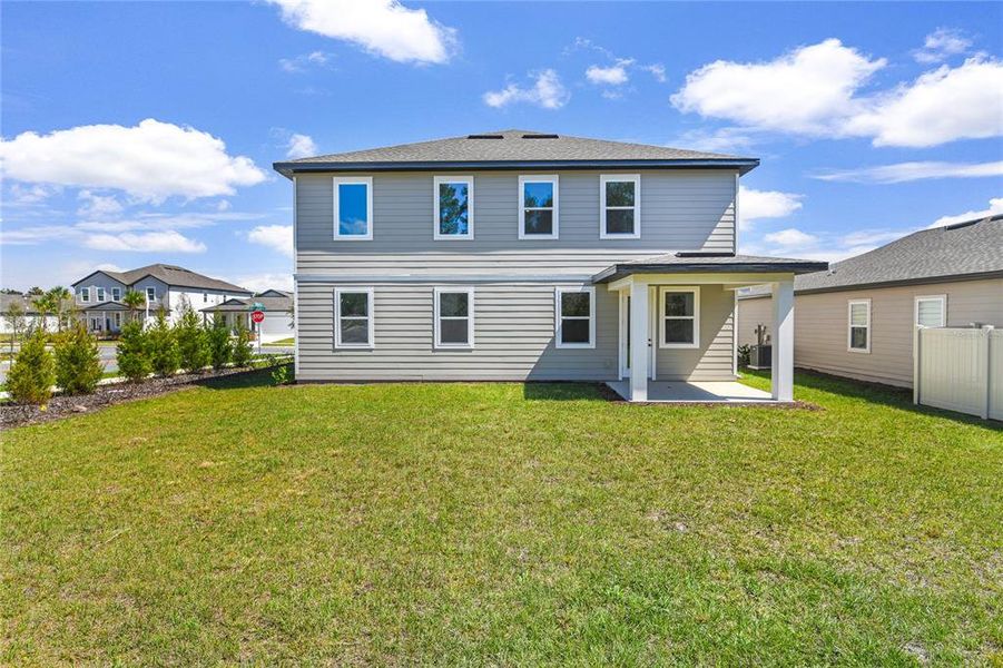 Exterior details and patio area of a home in Ellington Place, St. Cloud (Image 3).