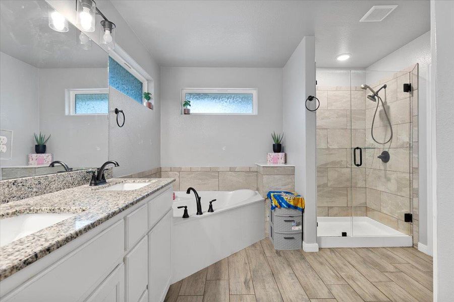 Furnished interior view inside a new home in , Killeen (Image 20).