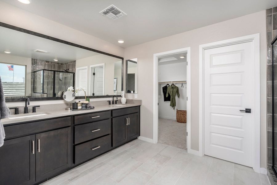 Representative furnished interior of a home built from the Grand by Risewell Homes in Bentridge, Buckeye (Image 12).