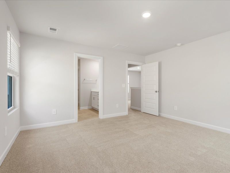 Spacious, unfurnished interior of a new home in Creek Ridge - Heritage Collection, Spartanburg (Image 12).