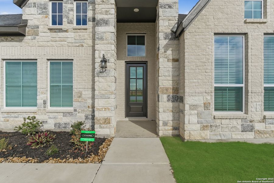 Exterior details and patio area of a home in Sienna Lakes, San Antonio (Image 28).
