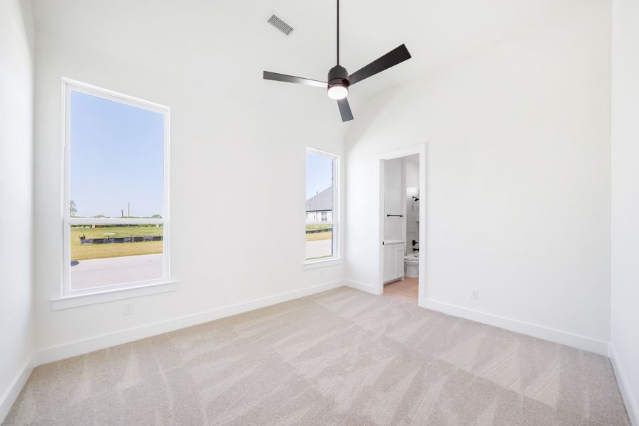 Spacious, unfurnished interior of a new home in Winding Creek, Rockwall (Image 35).