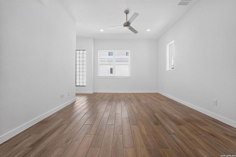 Spacious, unfurnished interior of a new home in , San Antonio (Image 19).