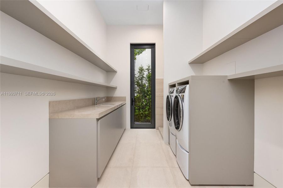 Furnished interior view inside a new home in , Fort Lauderdale (Image 54).