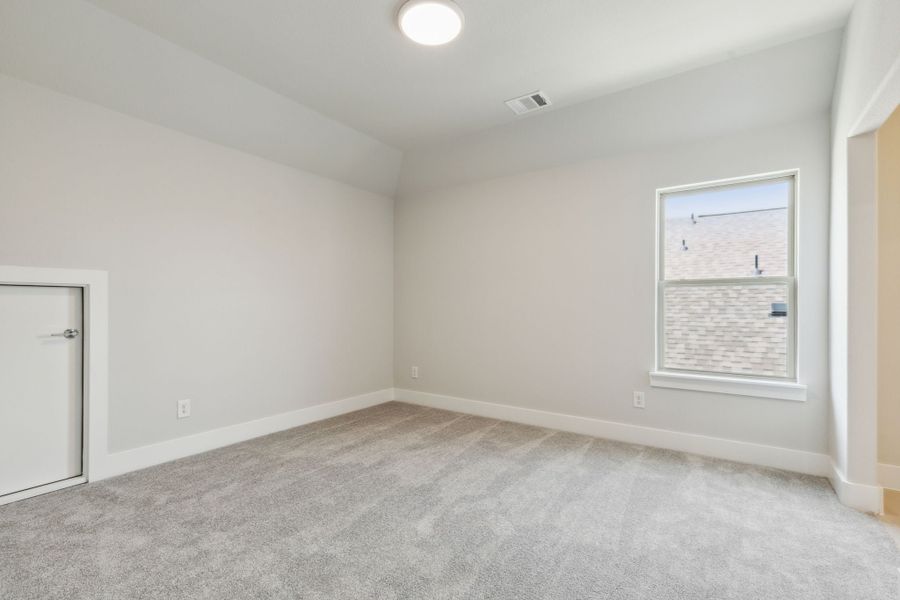 Spacious, unfurnished interior of a new home in Dove Hollow, Waxahachie (Image 19).