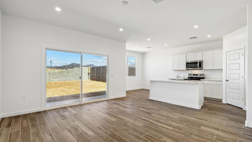Spacious, unfurnished interior of a new home in Entrada Del Oro, Gold Canyon (Image 19).