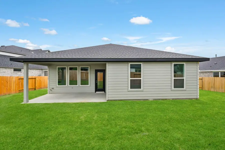 Exterior details and patio area of a home in Silverthorne, Conroe (Image 19).