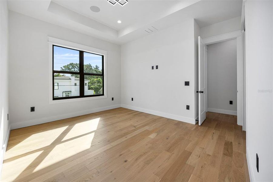 Spacious, unfurnished interior of a new home in , Tampa (Image 24).