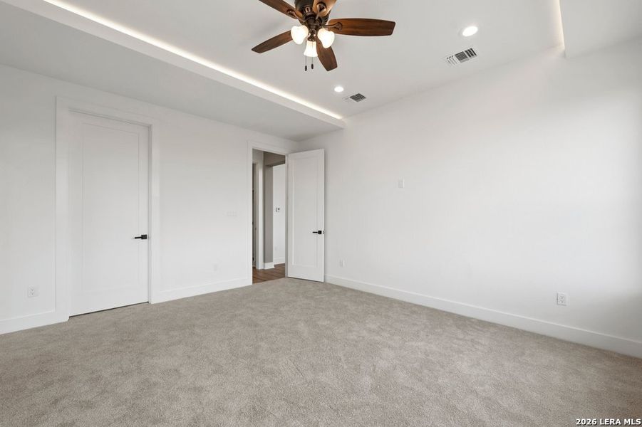 Spacious, unfurnished interior of a new home in , Canyon Lake (Image 16).