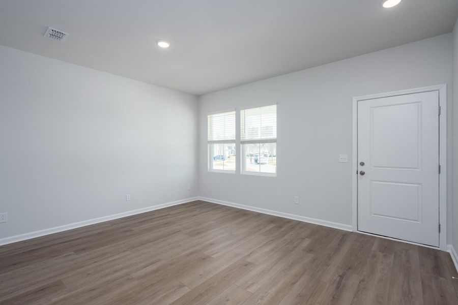 Spacious, unfurnished interior of a new home in Bradford Pointe, Summerville (Image 14).