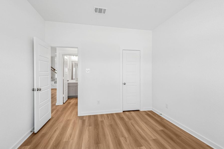 Spacious, unfurnished interior of a new home in Miller's Pond, Rosenberg (Image 16).