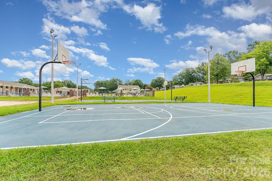 Community amenities in , New London (Image 34).