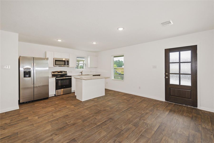 Spacious, unfurnished interior of a new home in Marie Village, Conroe (Image 15).