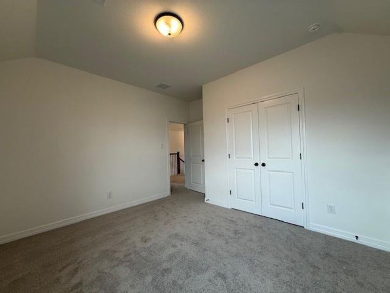 Spacious, unfurnished interior of a new home in Blue Heron Estates, Mont Belvieu (Image 14).