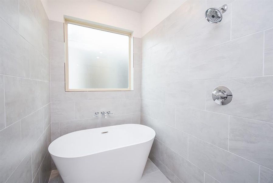 Notice this gorgeous soaking tub. Notice this gorgeous soaking tub.