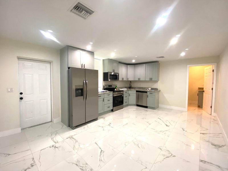 full kitchen, granite counter tops, stainless stell appliances