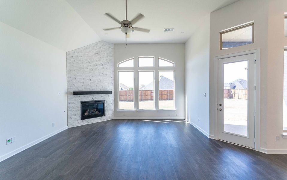 Spacious, unfurnished interior of a new home in Sonoma Verde, Rockwall (Image 13).
