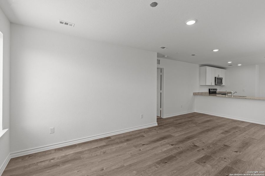 Spacious, unfurnished interior of a new home in Vista Real, Converse (Image 21).