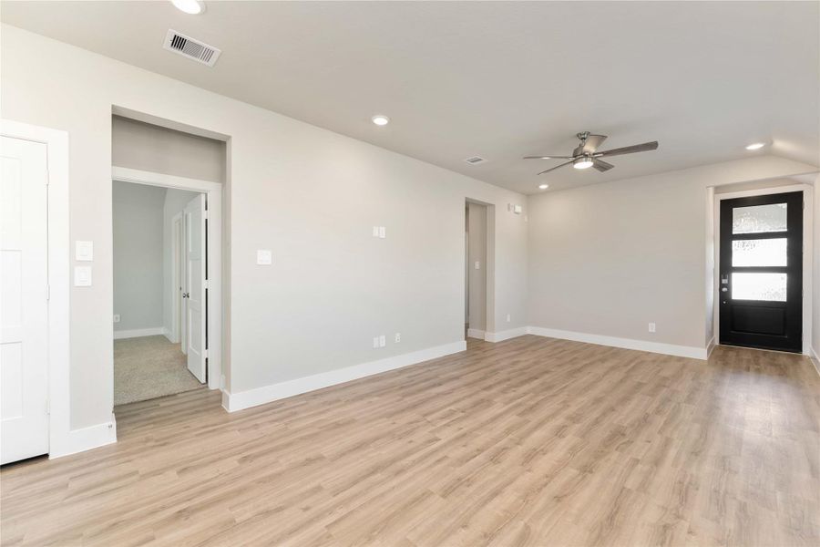 Spacious, unfurnished interior of a new home in Laurel Landing, Alvin (Image 22).