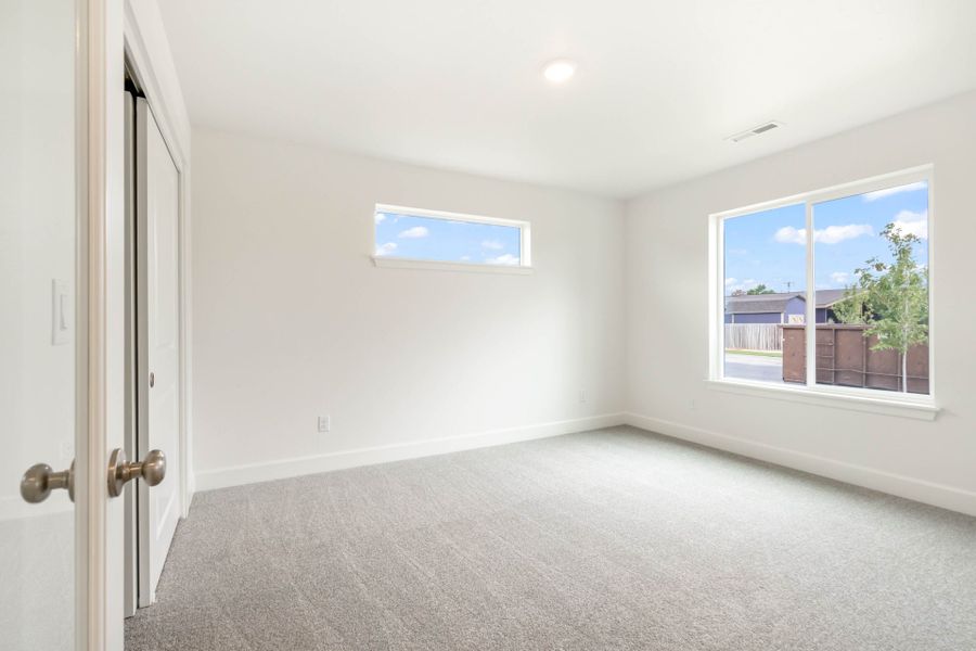 Spacious, unfurnished interior of a new home in Willowbrook, Madras (Image 16).