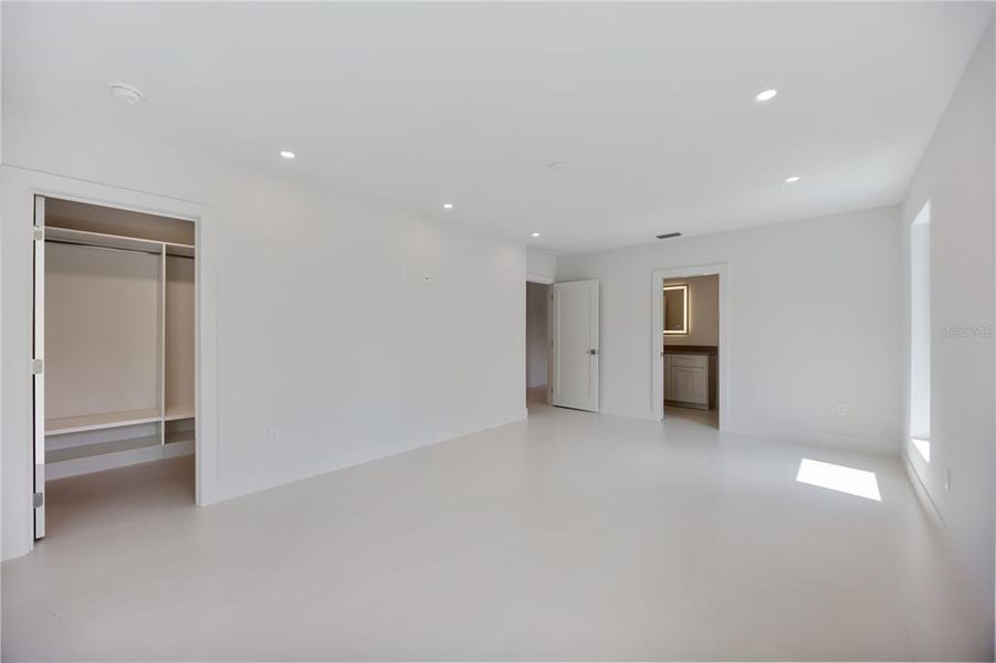 Spacious, unfurnished interior of a new home in , Sarasota (Image 73).