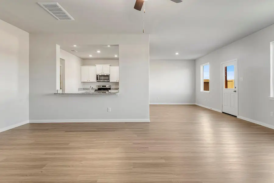 Spacious, unfurnished interior of a new home in Cypress Trails at Bauer Landing, Hockley (Image 7).