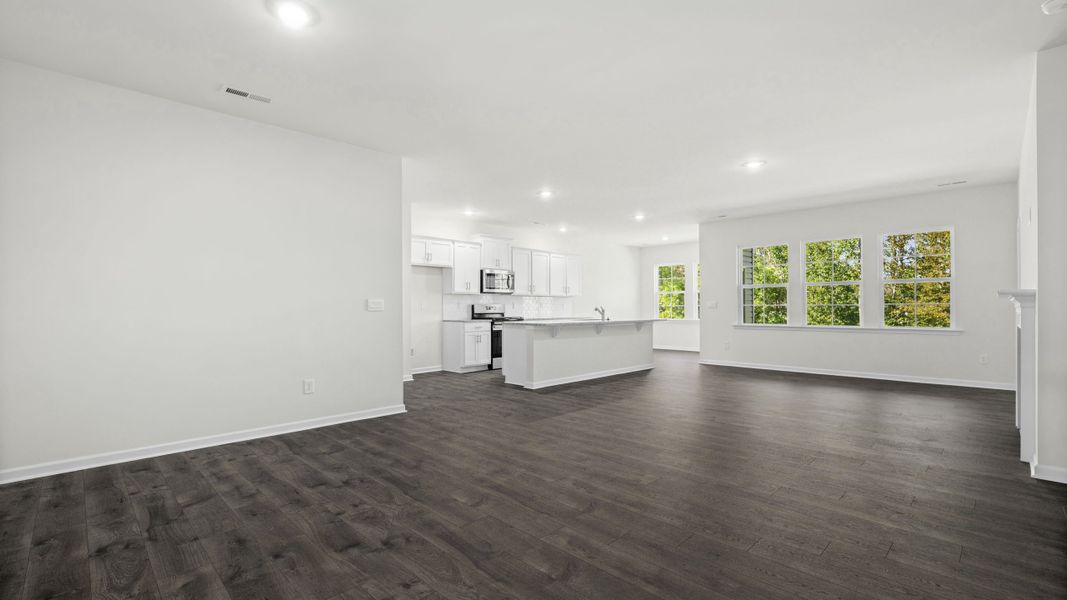Spacious, unfurnished interior of a new home in Cambridge Park, Mebane (Image 16).