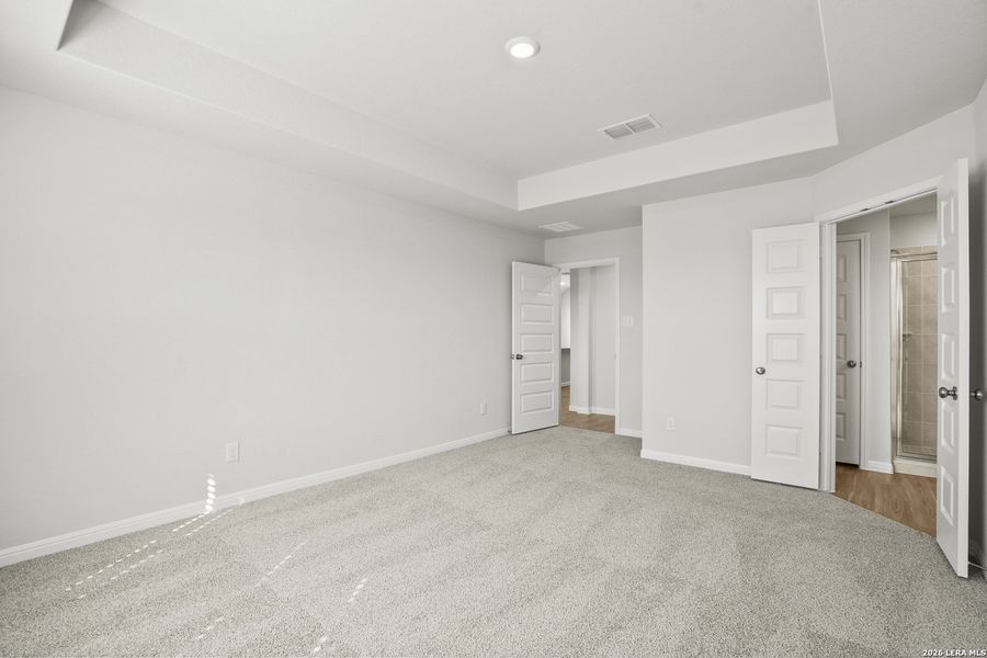 Spacious, unfurnished interior of a new home in Hunters Ranch, San Antonio (Image 26).