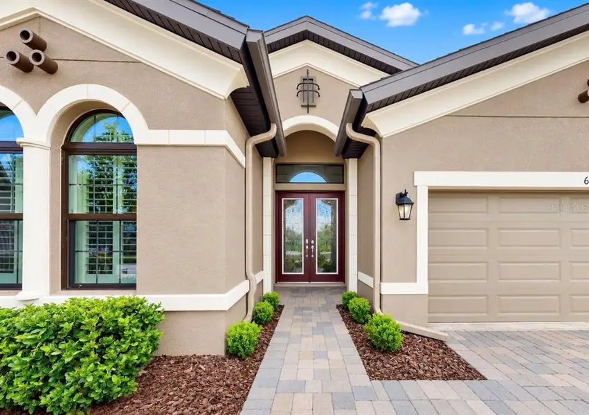 Exterior details and patio area of a home in , Apollo Beach (Image 3).