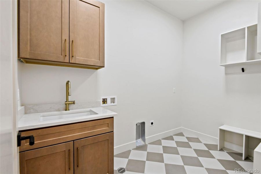 Laundry Room w/mud room and sink