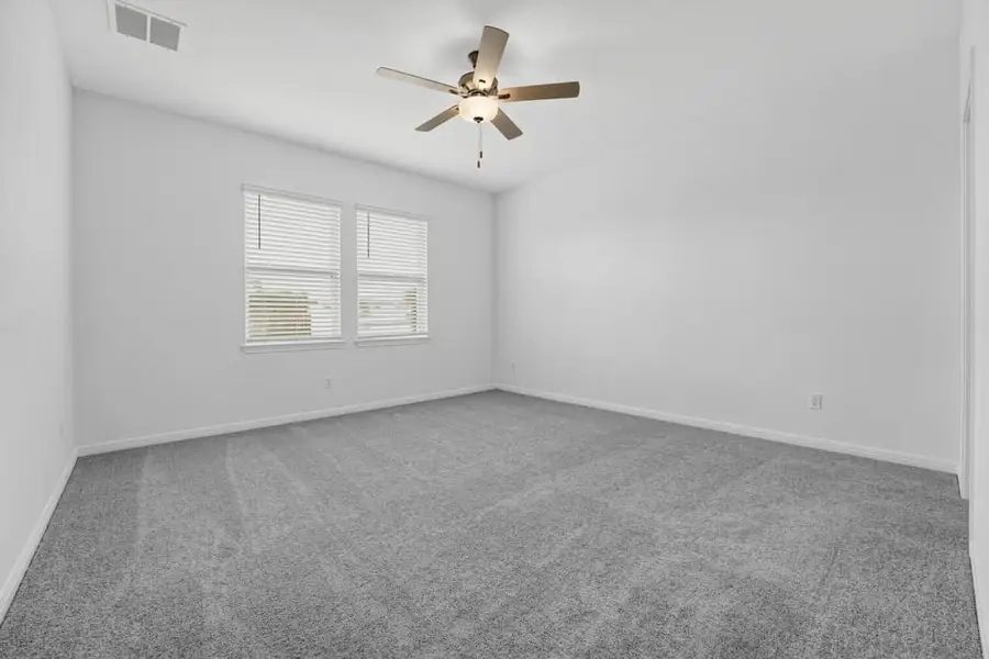 Spacious, unfurnished interior of a new home in Sunfield, Buda (Image 12).
