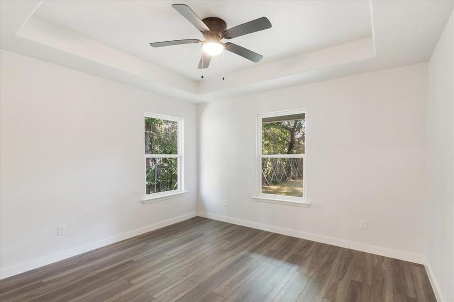 Spacious, unfurnished interior of a new home in , Sherman (Image 20).