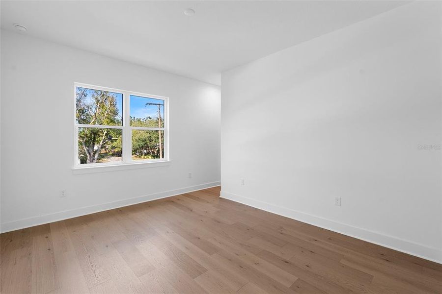 Spacious, unfurnished interior of a new home in , Tampa (Image 24).