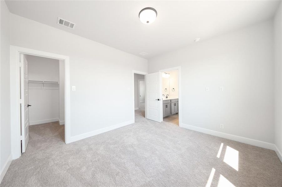 Spacious, unfurnished interior of a new home in Heath Golf and Yacht Club, Heath (Image 15).