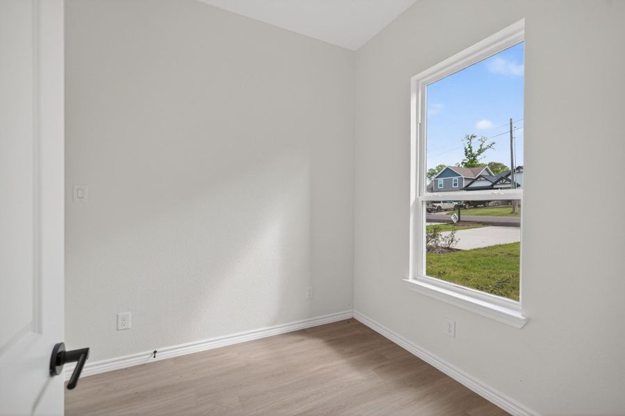 Spacious, unfurnished interior of a new home in Arrowhead Lakes, Willis (Image 8).